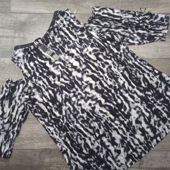 Rose & Olive Cold Shoulder Top Size 1X - Picture 5 of 5